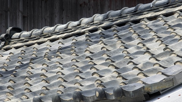 /瓦屋根の経年劣化と雨漏りのメカニズム